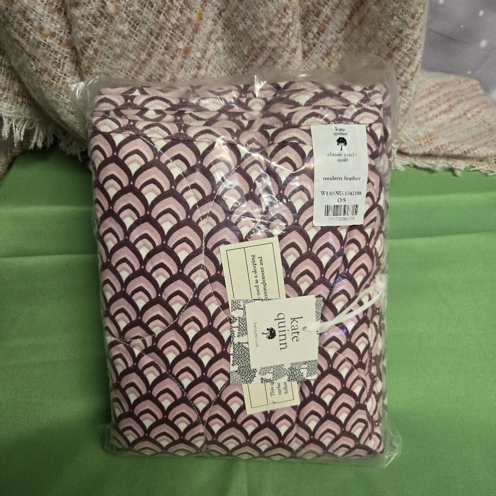 Kate Quinn Modern Feather quilt